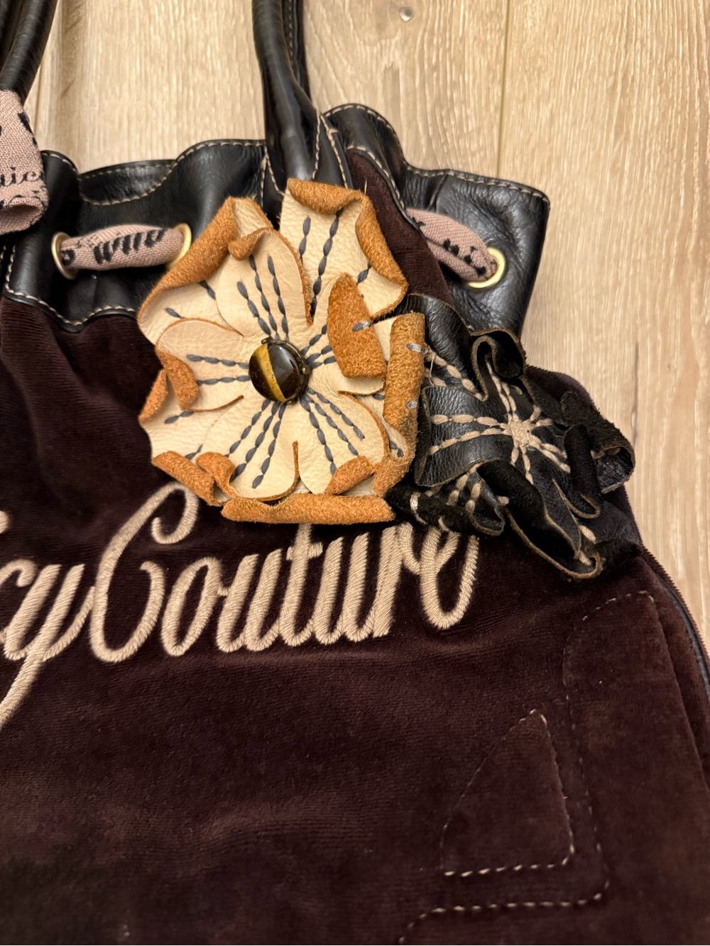 Vintage Juicy Couture Daydreamer Velour Brown Flower Appliqué Tote
Bag Purse Bow - Picture 3 of 12